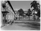 Skanskvarns folkskola, (Skanskvarnsskolan)
Exteriör, barn på skolgården