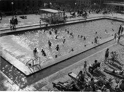 Vanadisbadet
Exteriör.  Människor i bassäng.