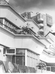 Terass- och höghus
Närbild på terasser nedifrån, höghus i ba