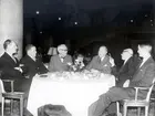 Porträtt av bland andra Sigurd Lewerentz
Sigurd Lewerentz med kollegor på lunch på Grand Royal 1961-02-15  för att fira arkitekt Linns avhandling: En arkitekt och hans arbete. (Osvald Almqvist).