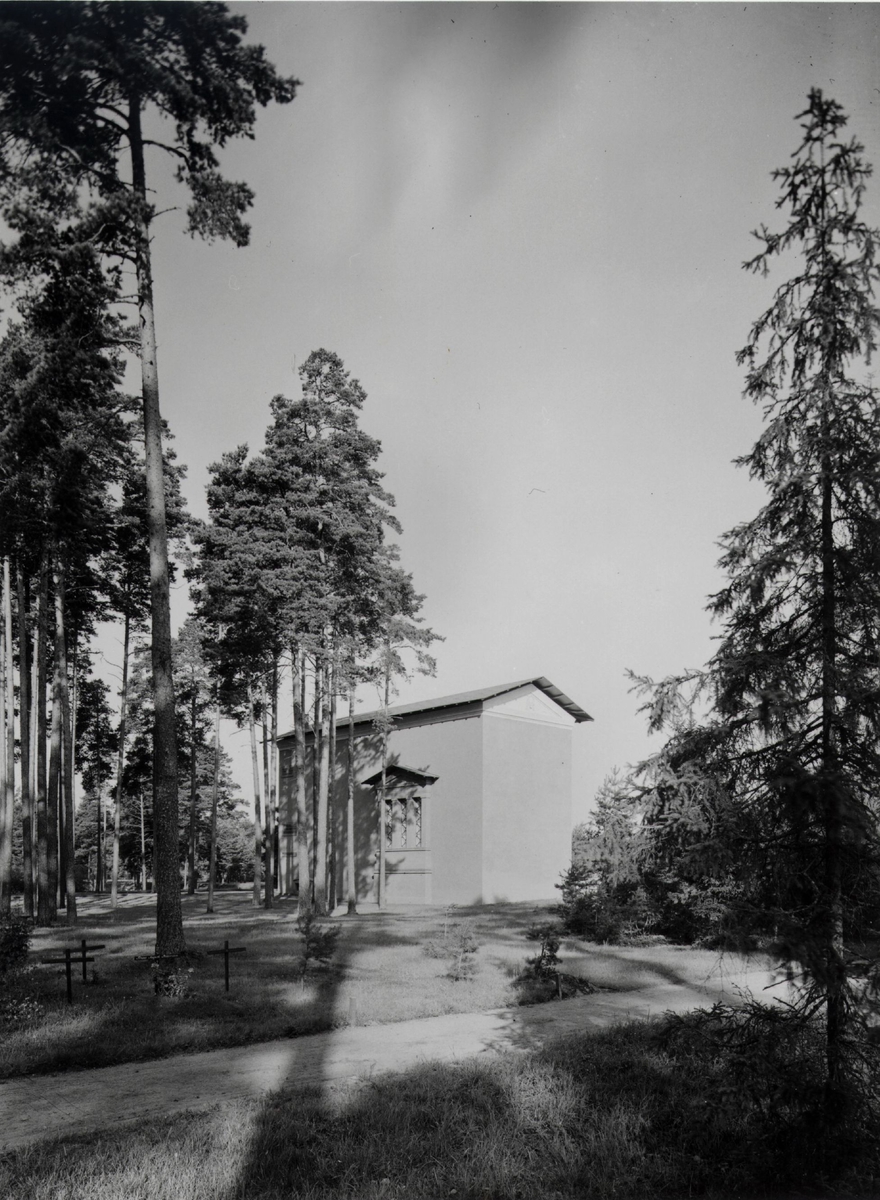 Skogskyrkogården, Uppståndelsekapellet
Exteriör från baksidan med väg och tallar.