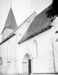 Bro kyrka, exteriör