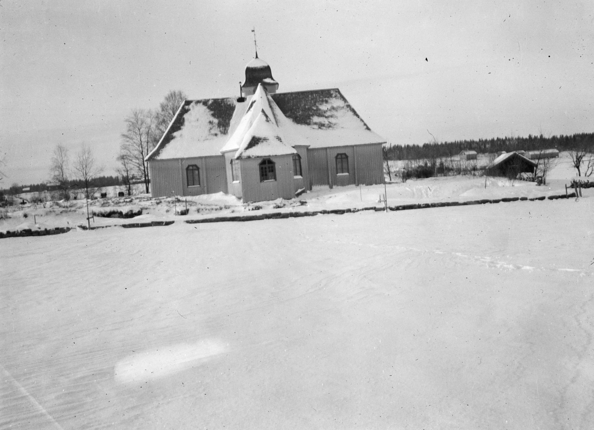 Oidentifierad kyrka
Vinterlandskap
Exteriör