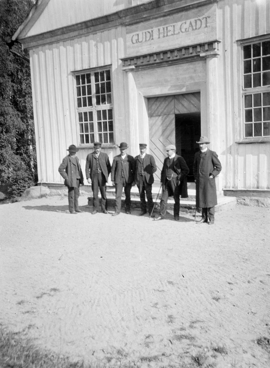 Oidentifierad kyrka
Gruppbild framför kyrkan
Exteriör