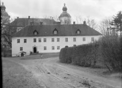Stenhuset med Skokloster slott i bakgrunden. Exteriör.