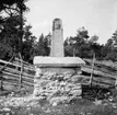 Milsten mellan Lärbro och Rute, Gotland
Exteriör

Svensk arkitektur: kyrkor, herrgårdar med mera fotograferade av Arkitekturminnesföreningen 1908-23.