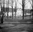 Drottninghuset, Stockholm
Johannes kyrkogård
Exteriör

Svensk arkitektur: kyrkor, herrgårdar med mera fotograferade av Arkitekturminnesföreningen 1908-23.