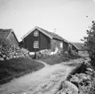 Bua by, Halland
Exteriör

Svensk arkitektur: kyrkor, herrgårdar med mera fotograferade av Arkitekturminnesföreningen 1908-23.