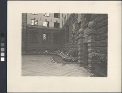 Stockholms Enskilda Bank
Exteriör. Portik mot gård, rabatter