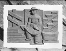 Relief med murare av skulptören William Marklund