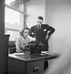 Herrkläder
Man och kvinna vid skrivmaskin