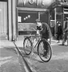 Man vid Crescentcykel framför parfymeriet Voté och Twilfit
Exteriör
