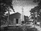 Villa Tor Ström, Stocksund
Kvarteret Skogen, Långhöjdsvägen, Långängen, Stocksund
Terass med damm, eldstad och lekande barn
Exteriör