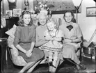 Gruppbild familj
Tre kvinnor och en flicka
Interiör