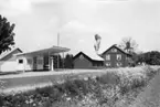 Bebyggelse med bensinmack vid landsväg
Exteriör