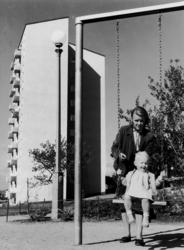 Bostadsområde i Södra Guldheden
Exteriör, punkthus. Kvinna m