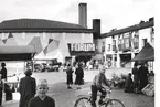 Årsta centrum
Exteriör. Forum, nuvarande Folkets Hus.Torg med människor i förgrunden.