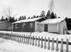 Standardhus, Hultsfred
Exteriör, enplanshus i snölandskap med staket i förgrunden och skogskappa i fonden.