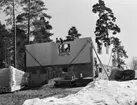 Siporexvilla i Långsjön
Exteriör. Villa under resning, soligt vinterlandskap med höga tallar.