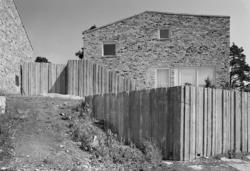 Atlantis radhusområde
Exteriör, plank framför gavelfasad av 