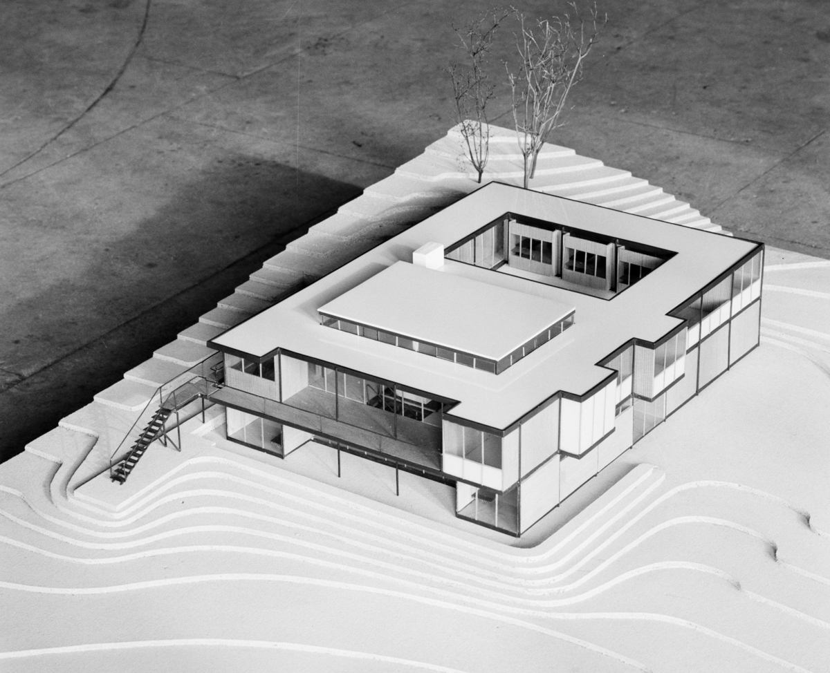 Modell av byggnad "Villa Prytz".

Utställd på separatutställning "Arkitektur og design – Experiment og produktion" om paret Arne Korsmo och Grete Prytz (Korsmo) Kittelsen. Arrangerad av Svenska Slöjdföreningen i Skansenhallen, Skansen, Stockholm. Del av Scandinavian Design Cavalcade.  
