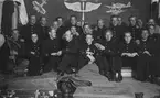 Grupporträtt av militärer ur flygvapnet i en sal på F 3 Östgöta flygflottilj, 1941. Eventuellt inför muck.