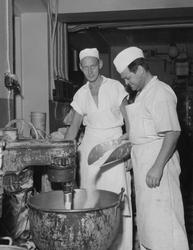 Bagare intill en knådmaskin