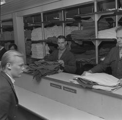 Man hämtar ut kläder i persedelförrådet