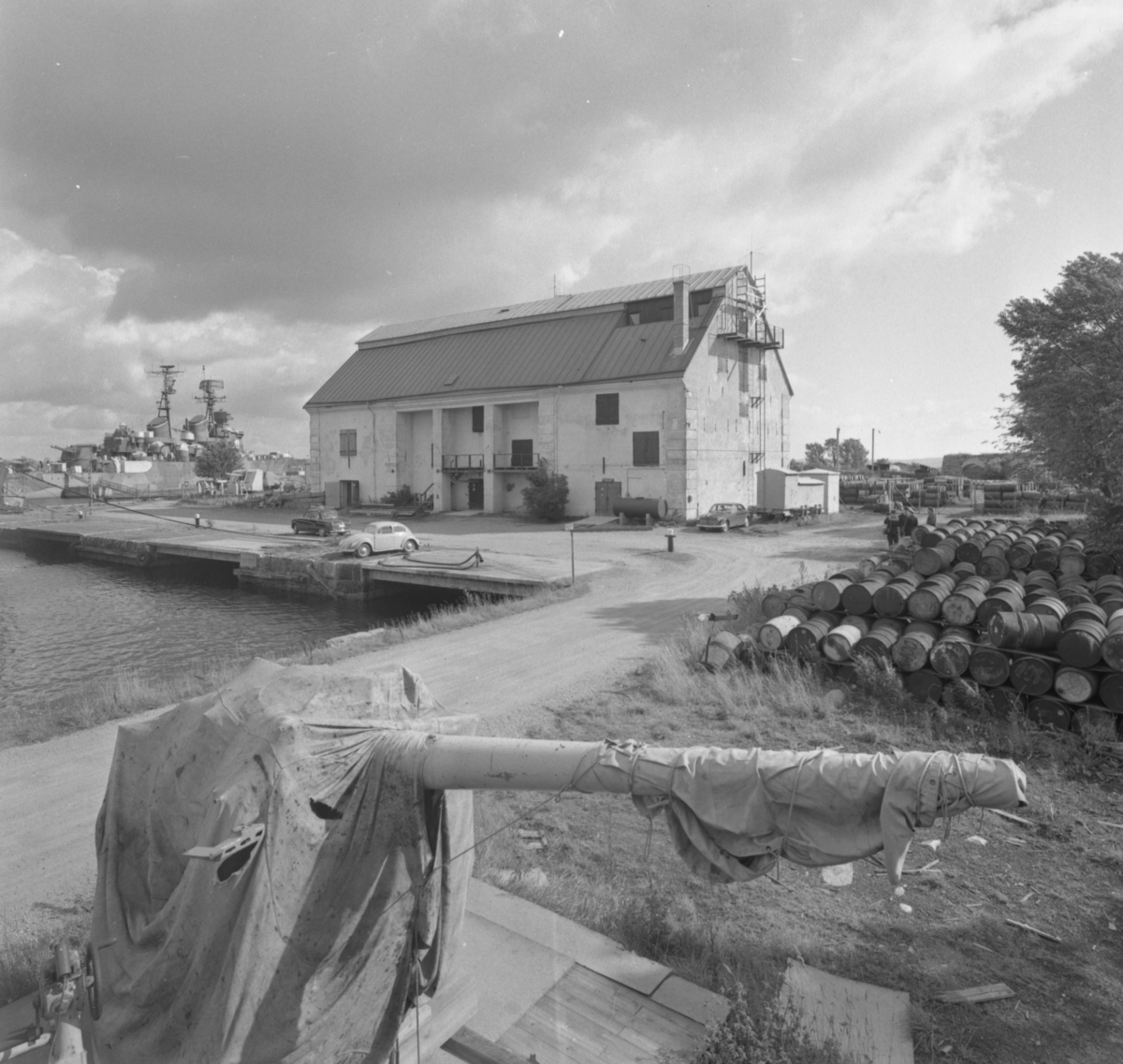 Finska kyrkan på Örlogsvarvet Karlskrona, i bakgrunden Kryssaren Göta Lejon i slutet av 1950 talet.