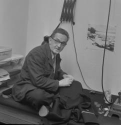 En skräddare syr fast en knapp