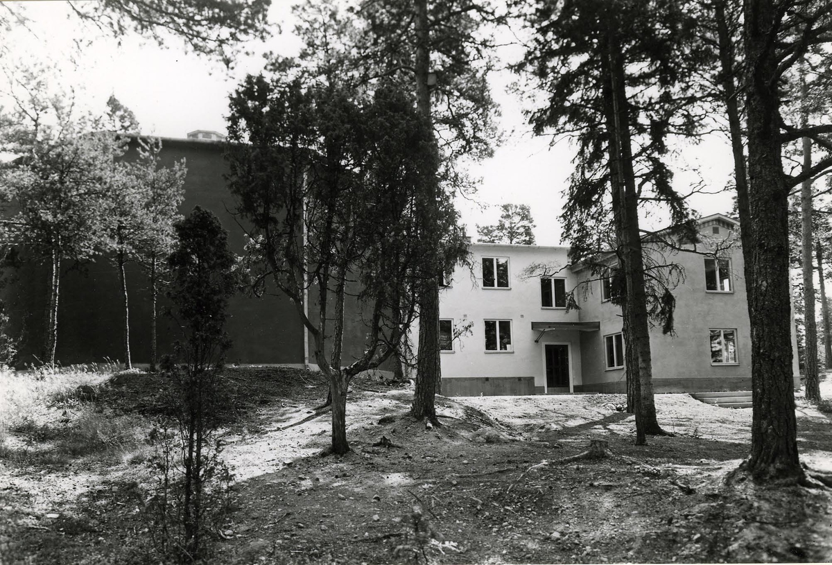 Foto i svartvitt visande Berga Sjökrigsskolas förvaltningsbyggnader.