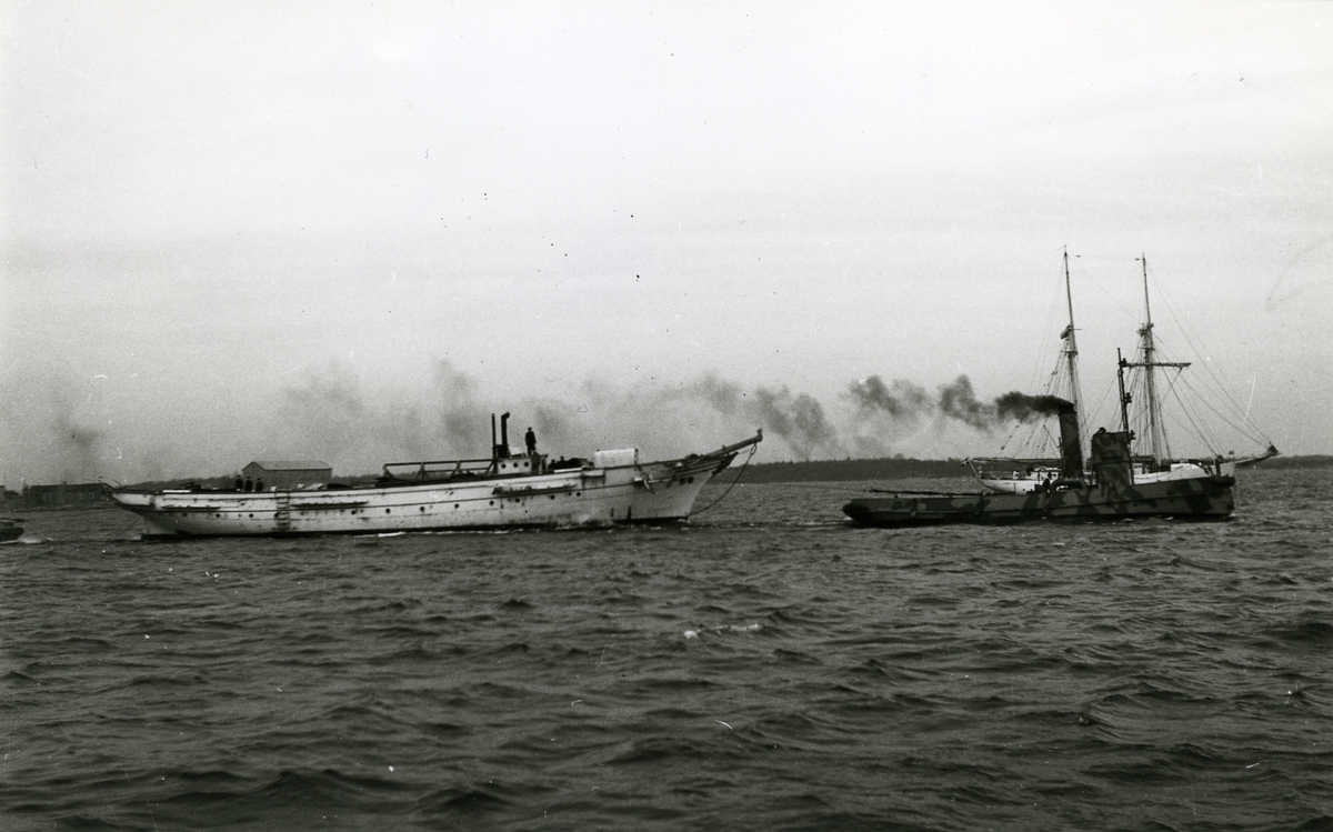 "Ett av marinens övningsfartyg, Jarramas, under bogsering till upphuggning (sic!)."
Jarramas kom inte att huggas upp och är numera museifartyg vid Marinmuseum i Karlskrona.