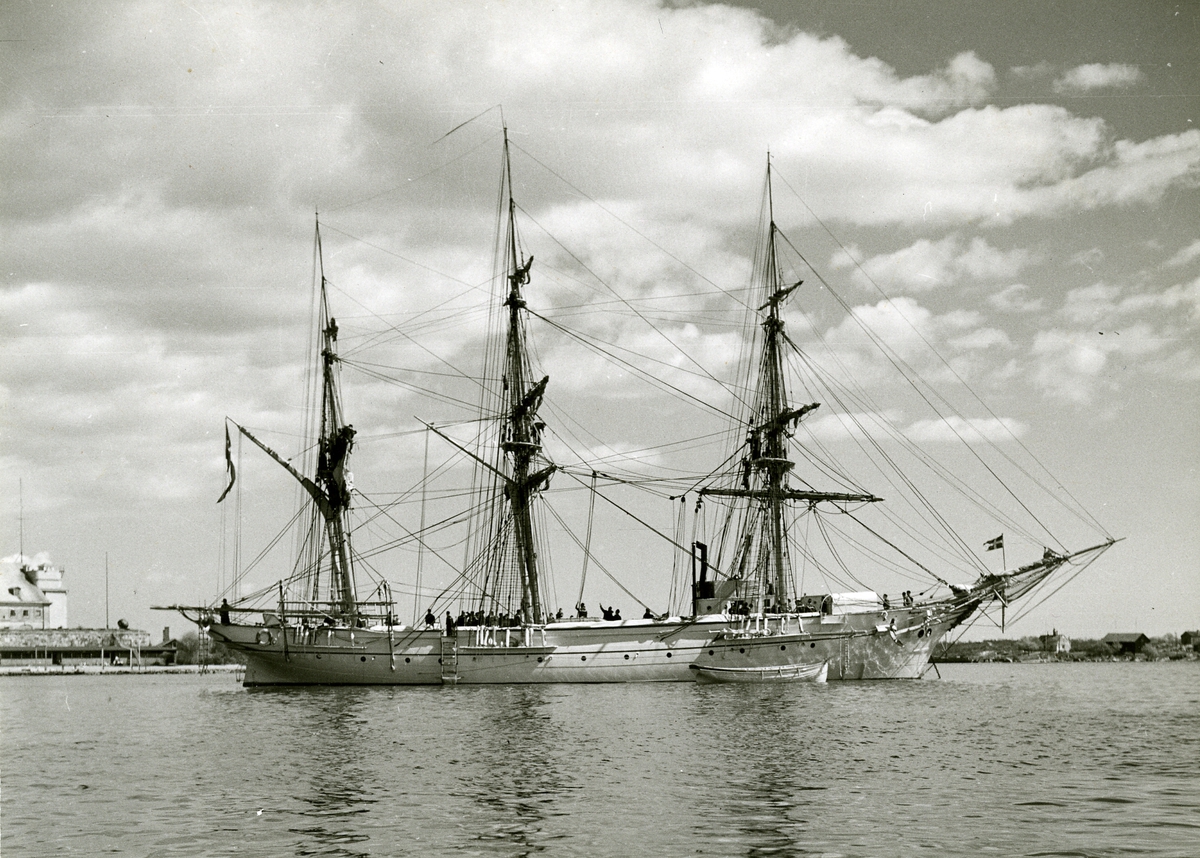 3-mast. fullriggaren Jarramas till ankars på redden Karlskrona.