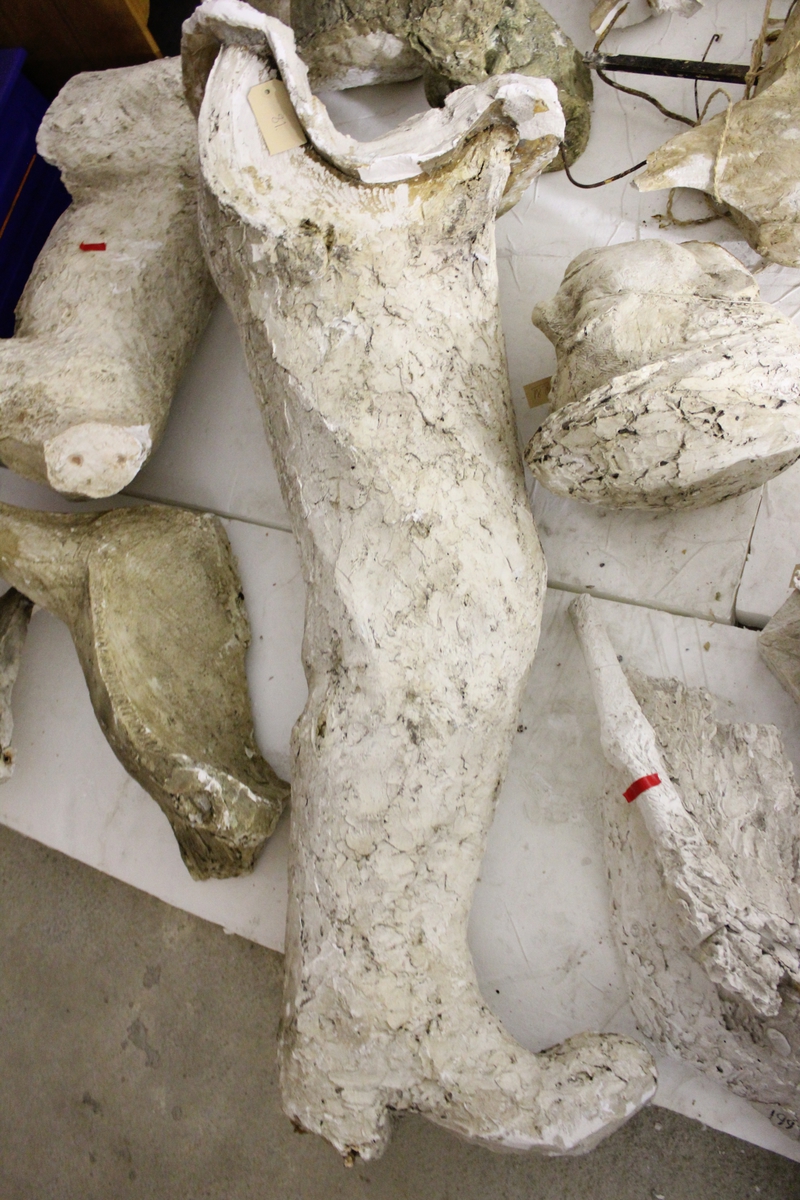 Skulptur i gips i full størrelse av et hode. Tittel: "BRYGGESJAUEREN". Skulpturen i bronse står i Drammen Se nr.276