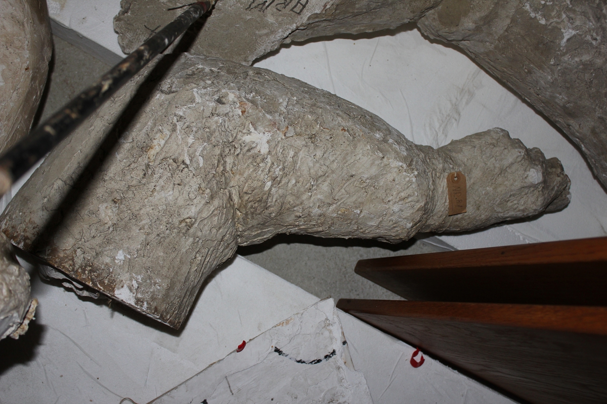Skulptur i gips i full størrelse av et hode. Tittel: "BRYGGESJAUEREN". Skulpturen i bronse står i Drammen Se nr.276