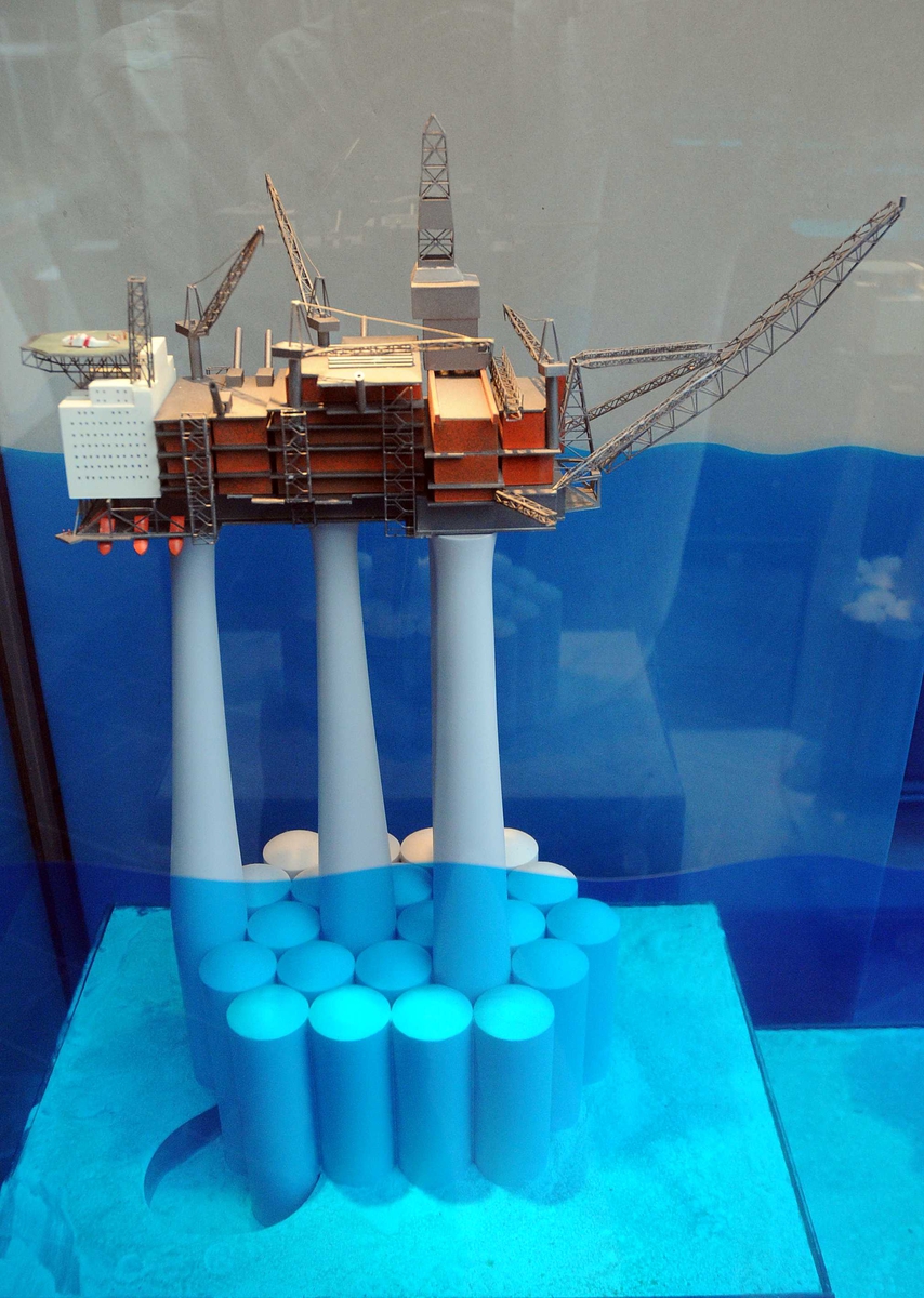 Modell nummer elleve i modellrekken som viser betongplattformen Gullfaks C i flere trinn i byggeprosessen, fra støping til ferdig sammenføyet, i kronologisk rekkefølge:
1. Tidlig fase med betongcellene i bunnseksjonen i tørrdokk. 
2. Hele betongunderstellet da det var ferdig støpt. 
3. Dekket som monteres på betongskaftene. 
4. Den komplette betongplattformen som står på havbunnen.

Modellen er bygget i målestokk 1:750.