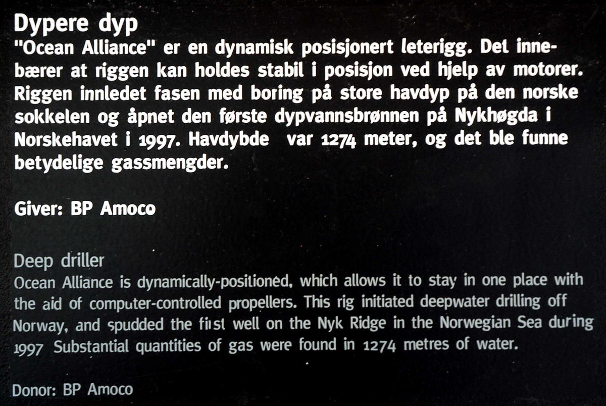 Modell av boreplattform montert på pidestall av plast.