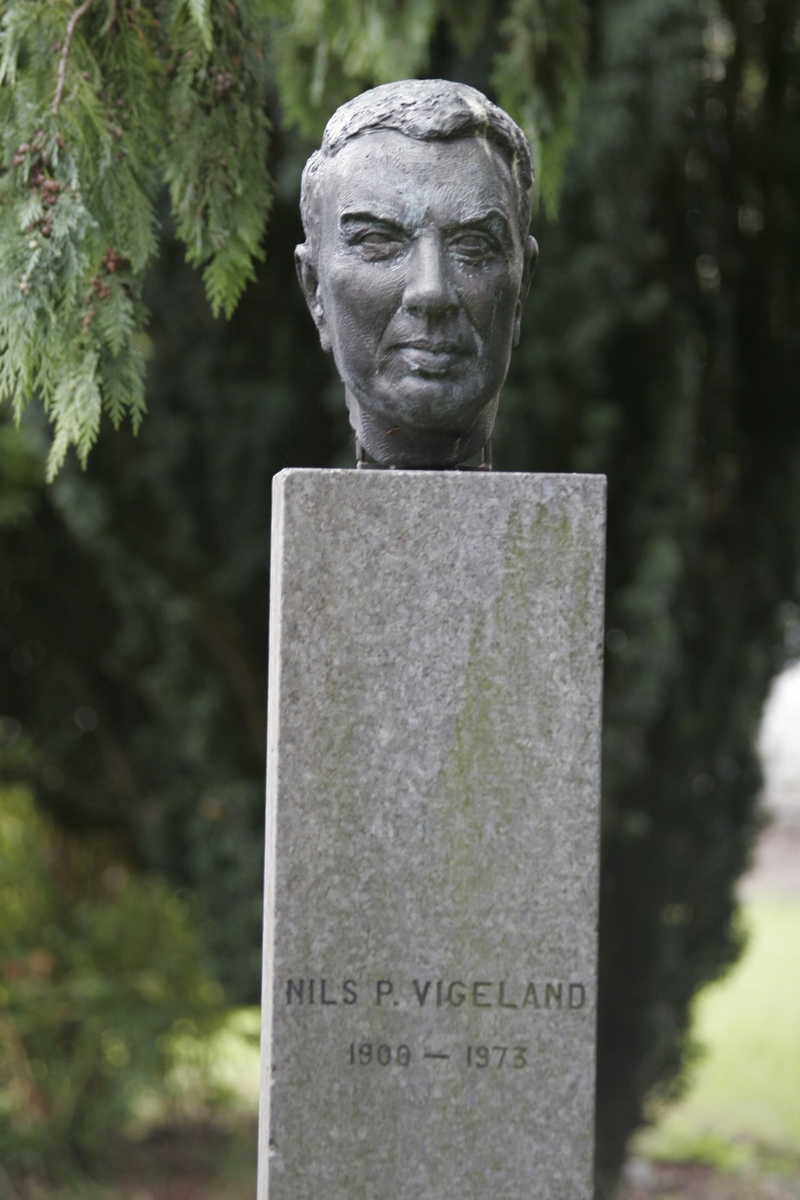 Portrettbyste i gips av en mann. Uten sokkel. Tittel: "REKTOR NILS P. VIGELAND" fra 1974. Dette var kunstnerens barndomsvenn.
Denne står i bronse i "Ellas have" på Vigeland.