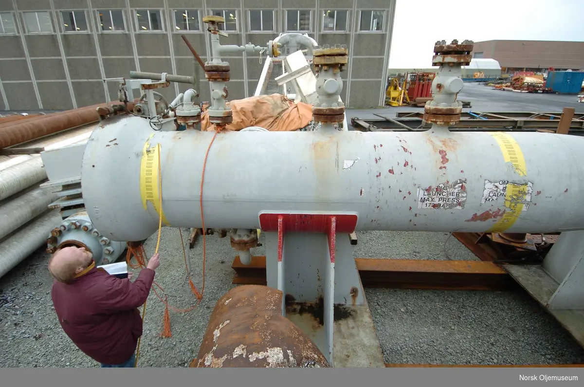 Pigstasjon med tilhørende rør og ventil, avbildet på Totals base i Dusavik.