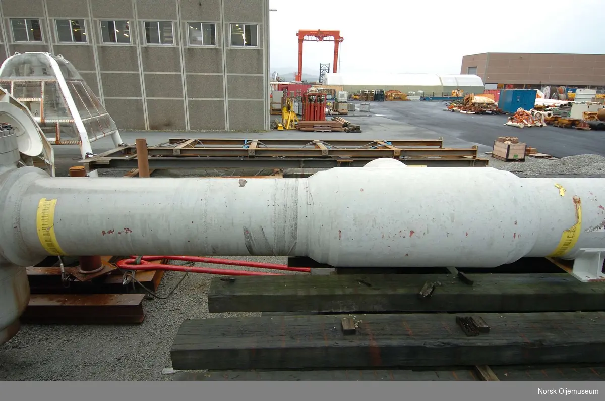 Pigstasjon med tilhørende rør og ventil, avbildet på Totals base i Dusavik.