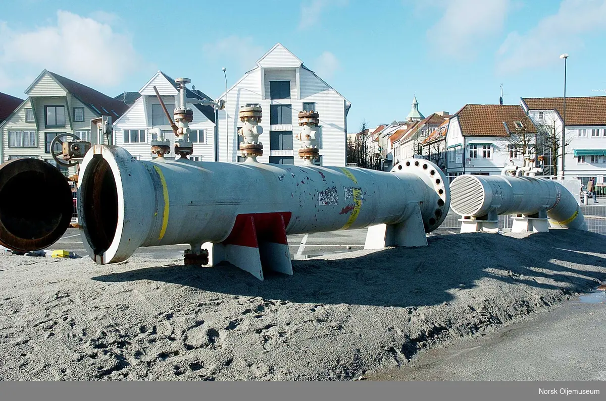 Pigstasjon med tilhørende rør og ventil, avbildet på Totals base i Dusavik.