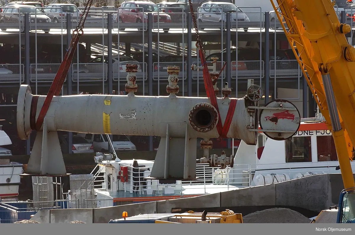 Pigstasjon med tilhørende rør og ventil, avbildet på Totals base i Dusavik.