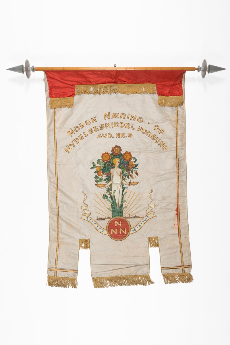 bak: NNN omkranset av laurbær