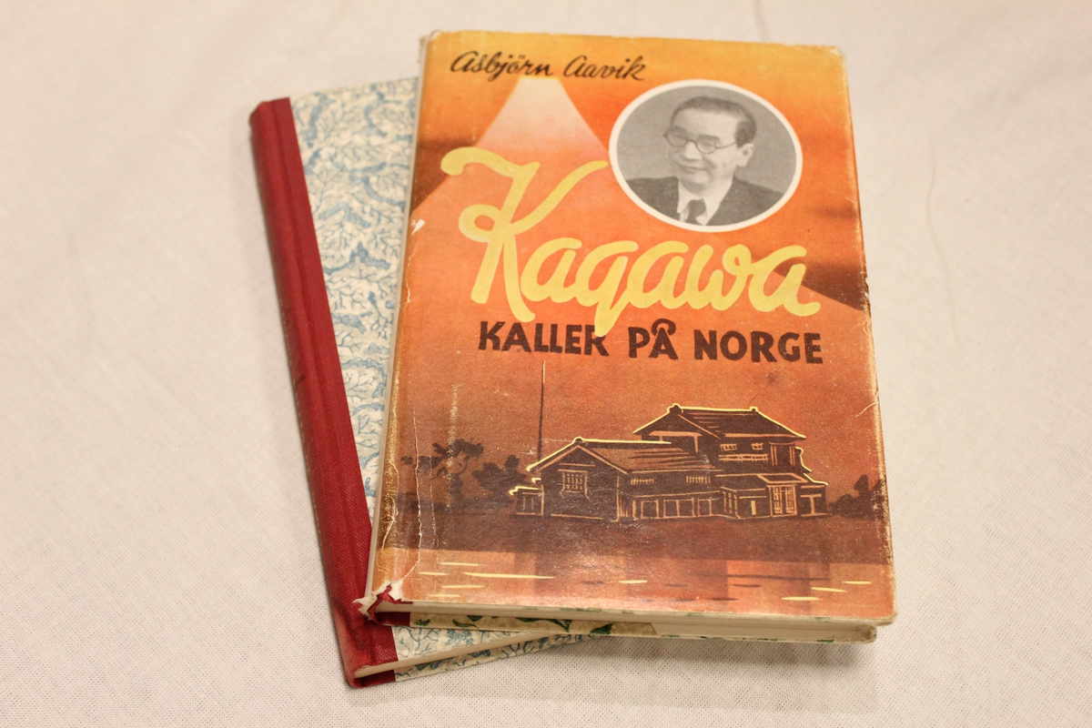 Tittel "KAGAWA KALLER PÅ NORGE". Utgitt av misjonskurs per brev. Gry Forlag. Johansen& Nielsen Oslo 1950
Bok A:Inskripsjon: "Gratulerer med 77 års dagen. 13.07 - 50. ??(Stedsnavn) 23. P.Giskedal"
Bok B:Inskripsjon: "Kjære onkel og tante. en liten hilsen fra Ragna og Asbjørn. ??(stedsnavn) 20.06.1950