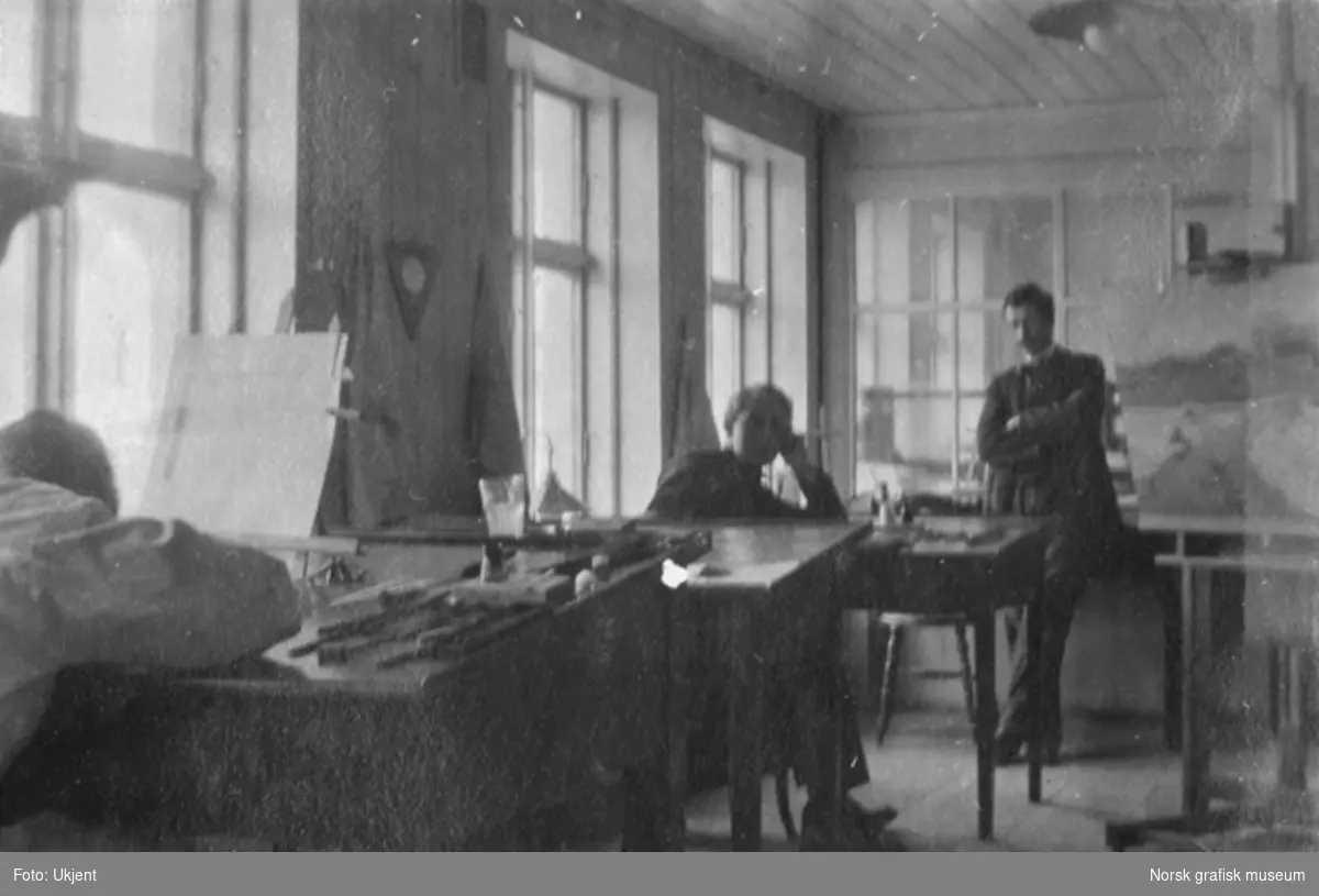 Tre menn i arbeidslokalet, samme som på ST.G 2010-001-0039 og -0040. Mannen helt t.h. i bildet antas å være Karl Karlsen.
Albumtekst:
"Interiør 1916" - under dette har noen skrevet 1915.