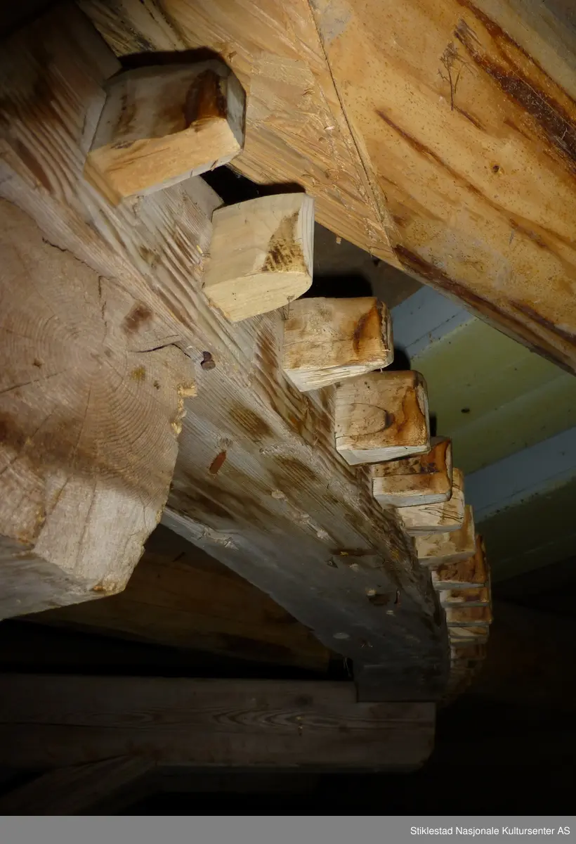 Bygningen er 17 meter lang og ca. 8 meter bred og er i to etasjer. Tømmerkassen er laftet og står på en gråsteinsmur. Taket er tekt med torv. I bygningens sørdel (i første etasje) er montert ett kjørehjul koblet til ei treske i andre etasje.