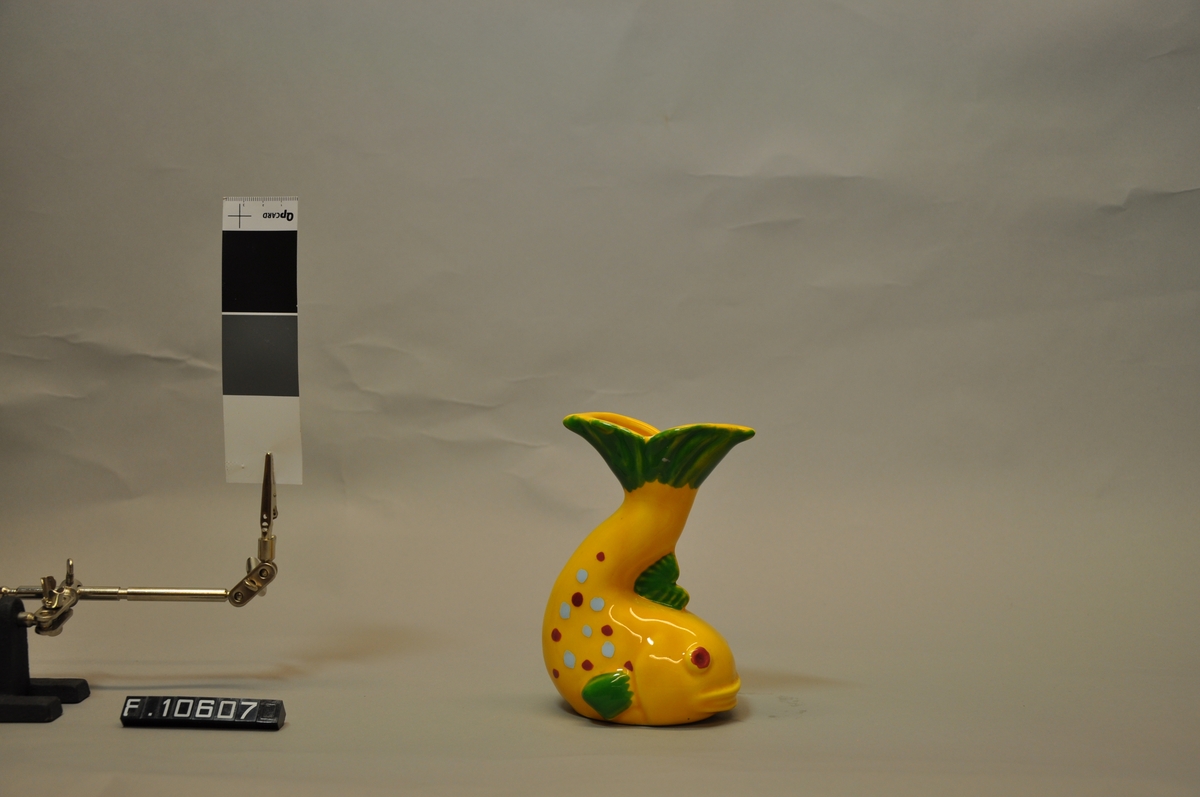 Vase formet som en fisk der vasens hals er fiskens hale.
Modell KK 399