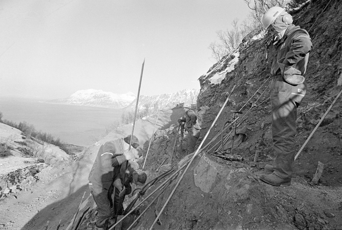 Vegbygging over Aunfjellet. Grøtavær i bakgrunnen.