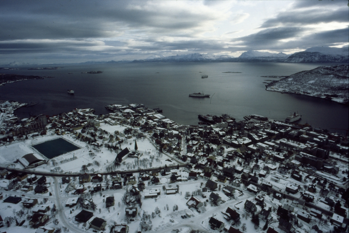 Flyfoto av Harstad, tatt i forbindelse med besøk av danske fartøyer under en NATO-øvelse på 1980-tallet.