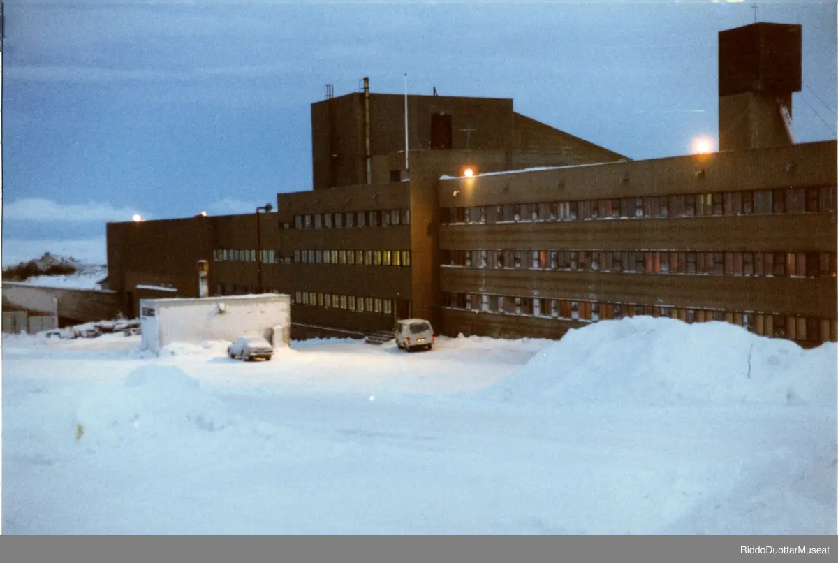 Foredlingsverket og administrasjons og innkvarteringsbygg.
Vearkka, hálddahus ja orrunviessu.